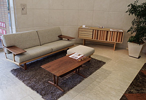 �J�����N�Ƌ�@�֓��i����j�V���[���[��1F�@�G���g�����X