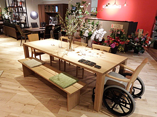 飛騨の家具シラカワ 東京ショールーム　ホイールチェア