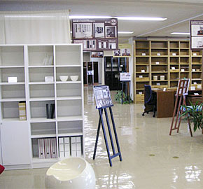 小島工芸　東京ショールーム　モダン本棚・書棚展示